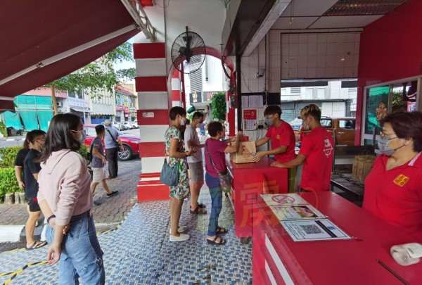 来自各地区的游客到来购买本地著名宴琼林盐焗鸡，令该店在鸡只短缺情况下，提早收市。