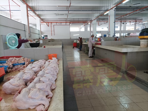 怡保安定繁营鸡鸭公市周四（30日）人潮如常，没出现抢购肉鸡人潮。