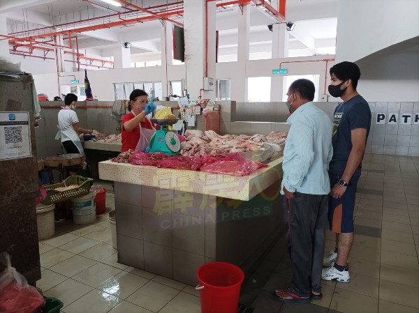 零零散散的消费者，在怡保安定繁营鸡鸭公市购买肉鸡。