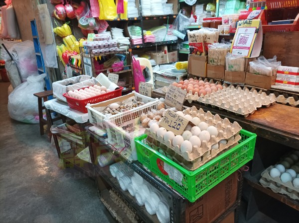 怡保中央公市的鸡蛋摊位，也一样没出现抢购人潮，但鸡蛋小贩指鸡蛋供应不足。