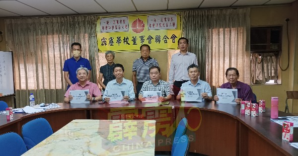 颜登逸（前左2）与众理事出席2022年霹雳州华中调查报告汇报会后，受询及捐款华校需教育局批准一事，发表谈话。