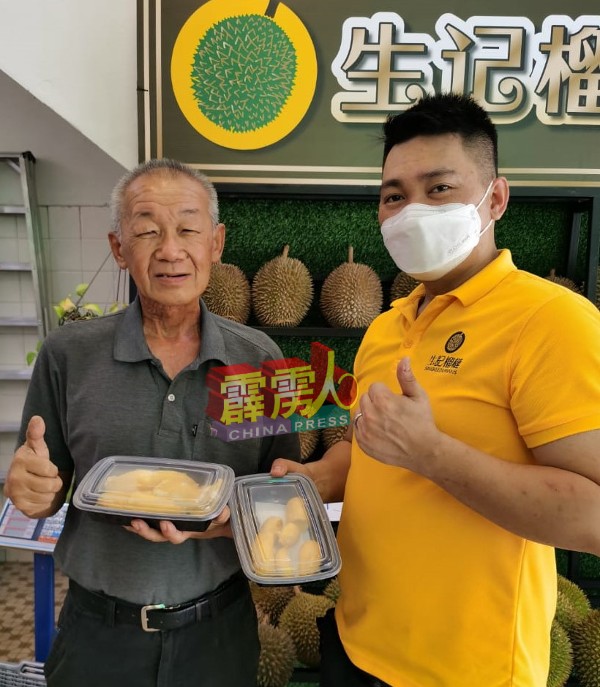 刘志宏（左）只要喜欢吃，榴槤再贵也会买，右为林仁生。