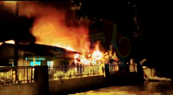 仕林村新村于周三（16日）晚上发生火灾，一间木板屋在火海中被烧成灰烬。