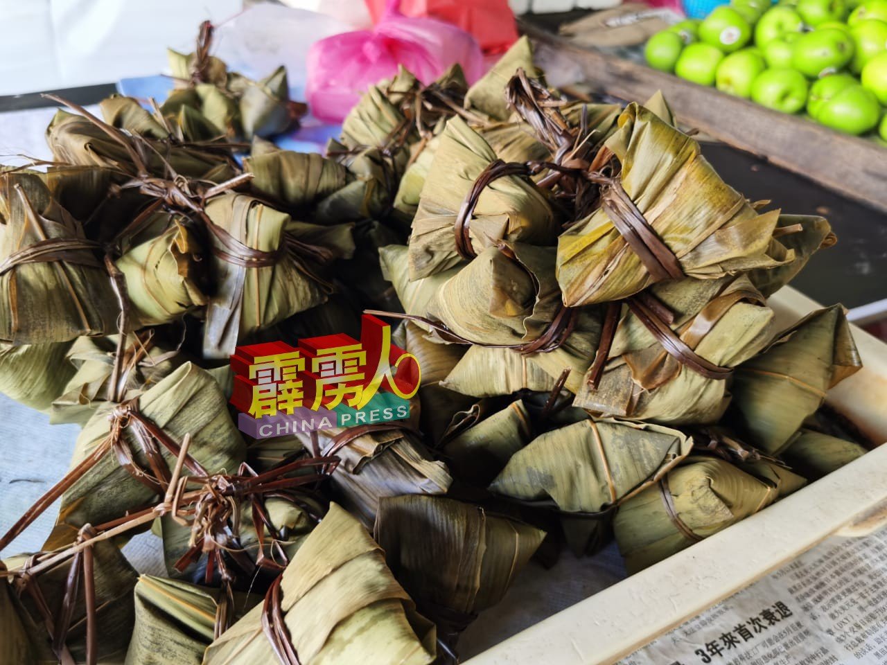 粽子价格虽上涨，但仍无阻市民选购粽子应节。