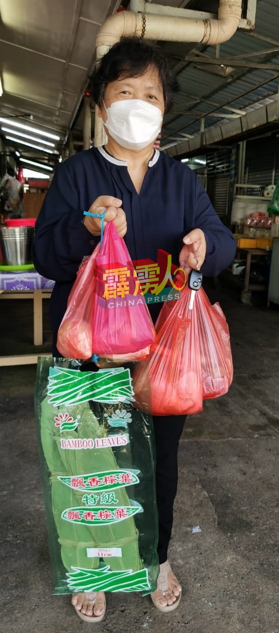 霍丽玲选购了大包小包的材料及粽叶，准备包裹加好料的粽子让家人品嚐。
