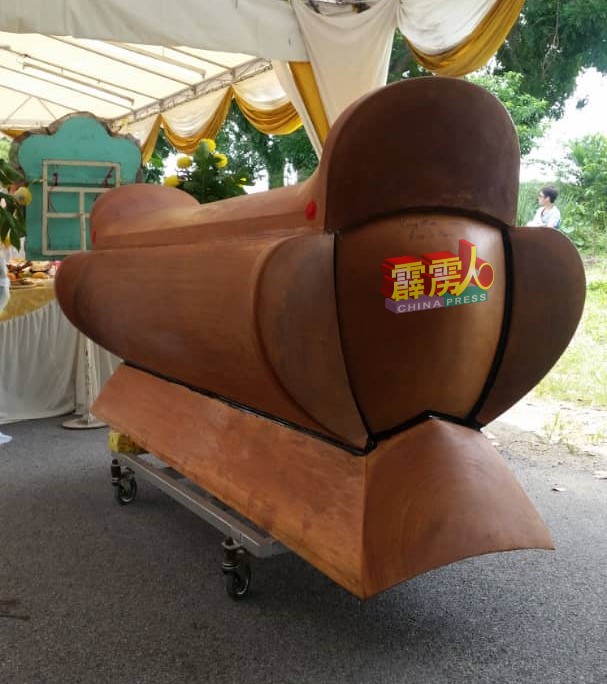 传统的梅花棺价格昂贵，如今也少人问津。