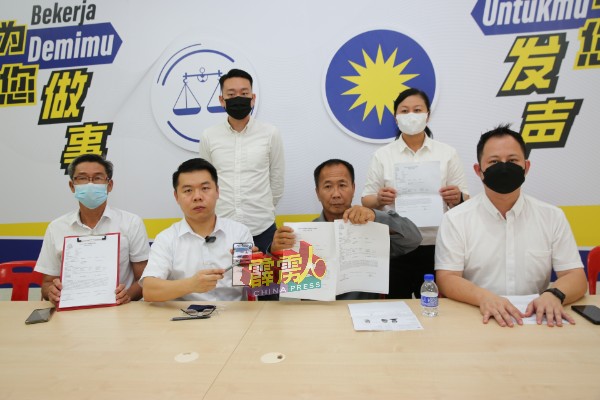 蘇誌強（坐者右2起）在劉國南、事主會以馬來文溝通，快速向他駛去。他說，在警方安排下前往醫院驗傷。”</p><figure id=