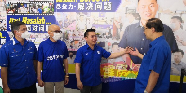 马汉顺（右起）向刘国南、何伟铭与林慧贤，了解协调中心的一切事务。