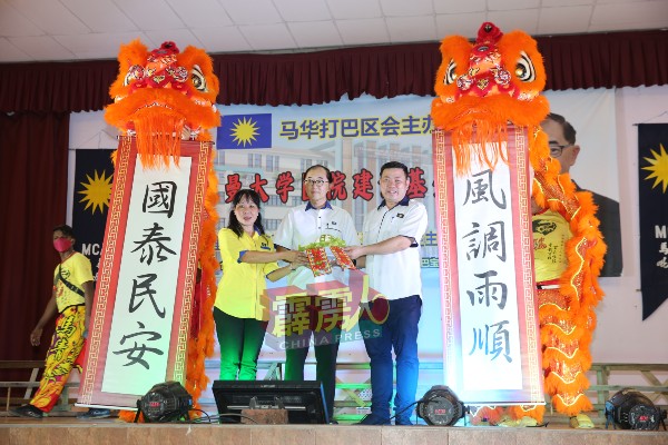 锺燊庆（右起）、马汉顺与曾秀金于筹募拉曼大学医院建设基金晚宴。