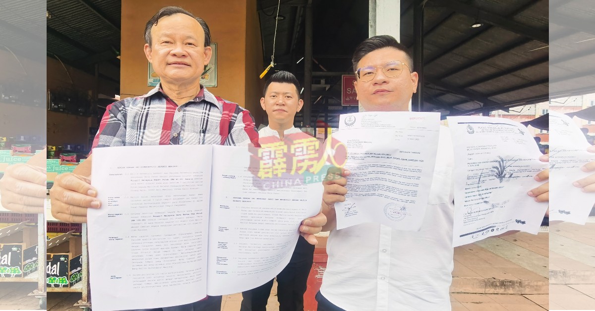 倪可汉和张宇晨展示曼绒市议会和巴摊贩签署的租约合同及调涨通知。