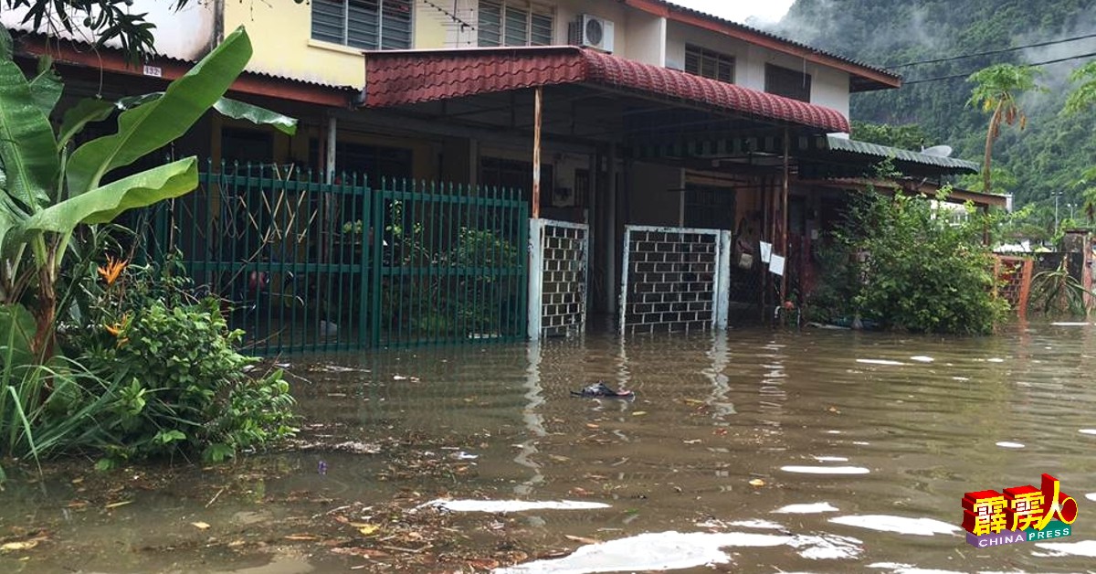 白兰园积水已淹入部分民宅。