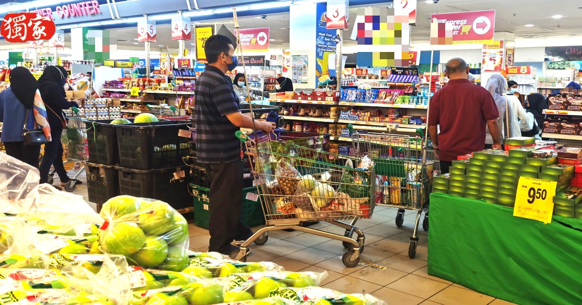 超市和霸市内，民众购物车内都是一般家庭的日用品和食品，并无大量採用食油或其他即将涨价的货品。