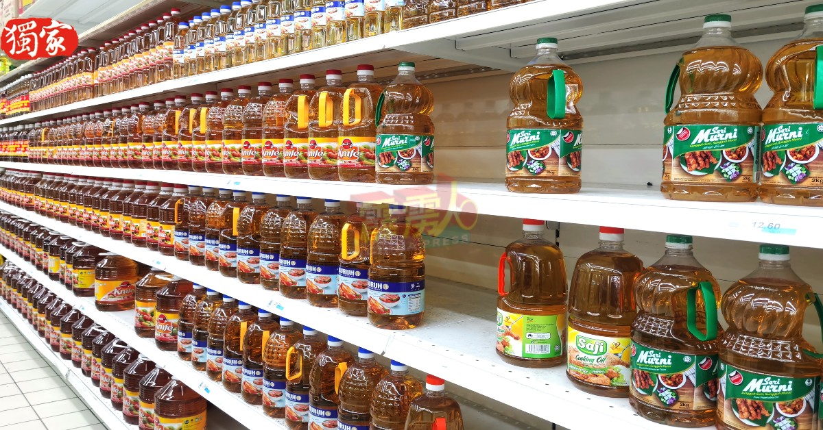 霸市和超市内各式各样品牌的瓶装食用油货源充足。