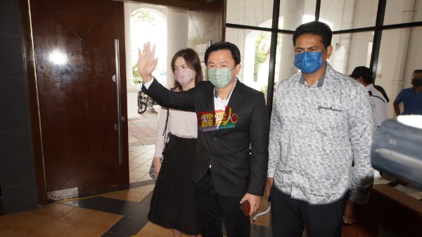 杨祖强（左2）被控性侵女佣案，展延至7月27日下判。（档案照）
