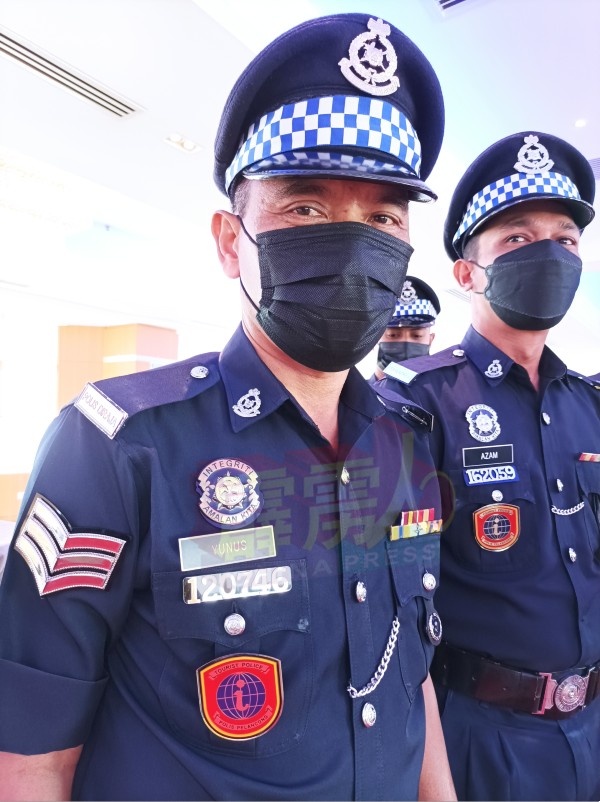 旅游警察的制服别有代表资讯的红色i徽章，和警帽有蓝白格子，显得特出。