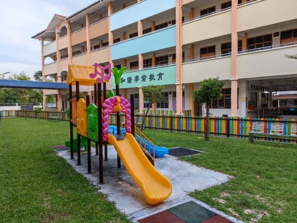怡保三才华小学前教育班的一切设施，包括游乐、厕所等所有设施都与小学分开。