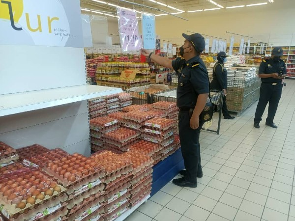 执法人员检查超市的鸡蛋价格，有否超出顶价。