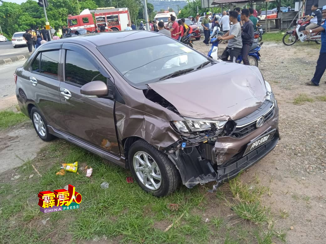 第二国产车BEZZA的男司机仅受虚惊，没有受伤。