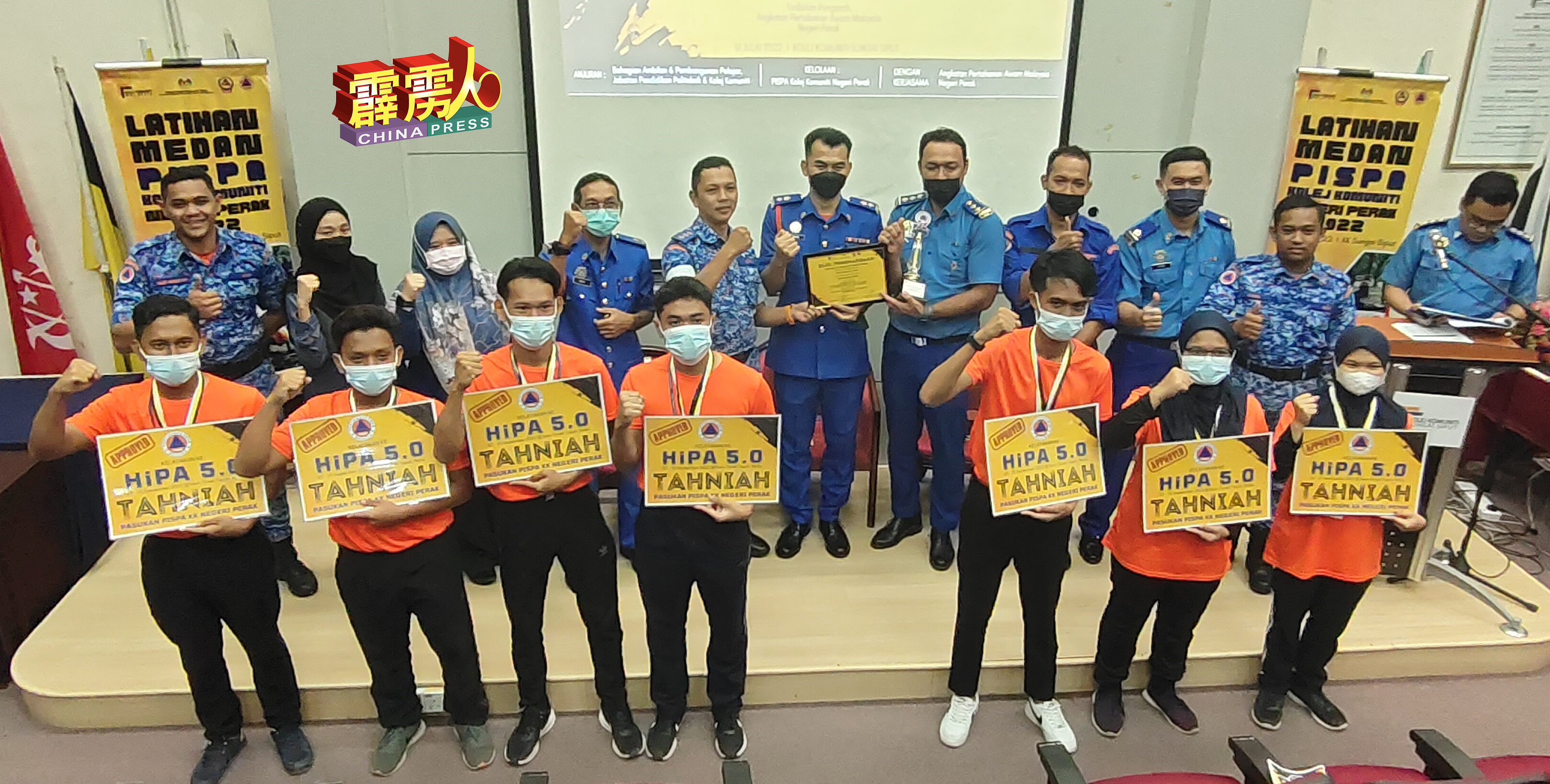 打巴社区学院的7名男女学员，夺得霹州社区学院民防部队实地训练课程冠军，将代表霹州出赛。