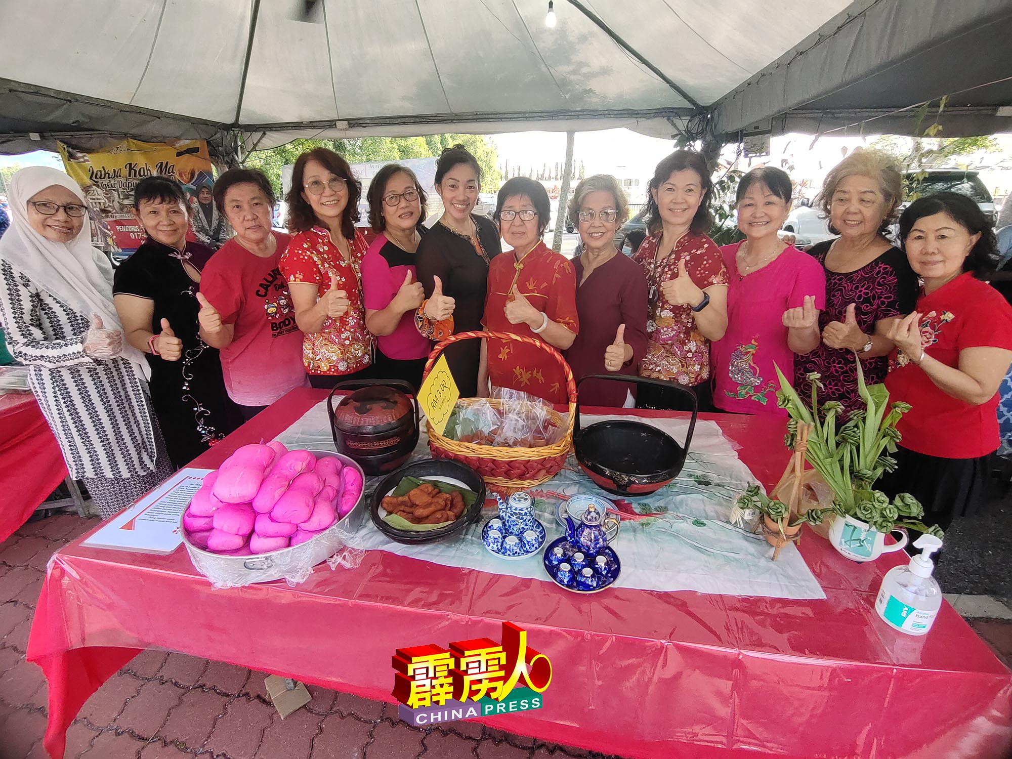 江沙福建公会妇女组带来传统古早味美食，即由糯米粉与蕃薯制成“支左”（CHI ZO）与“米姑”（Ban Miku）。