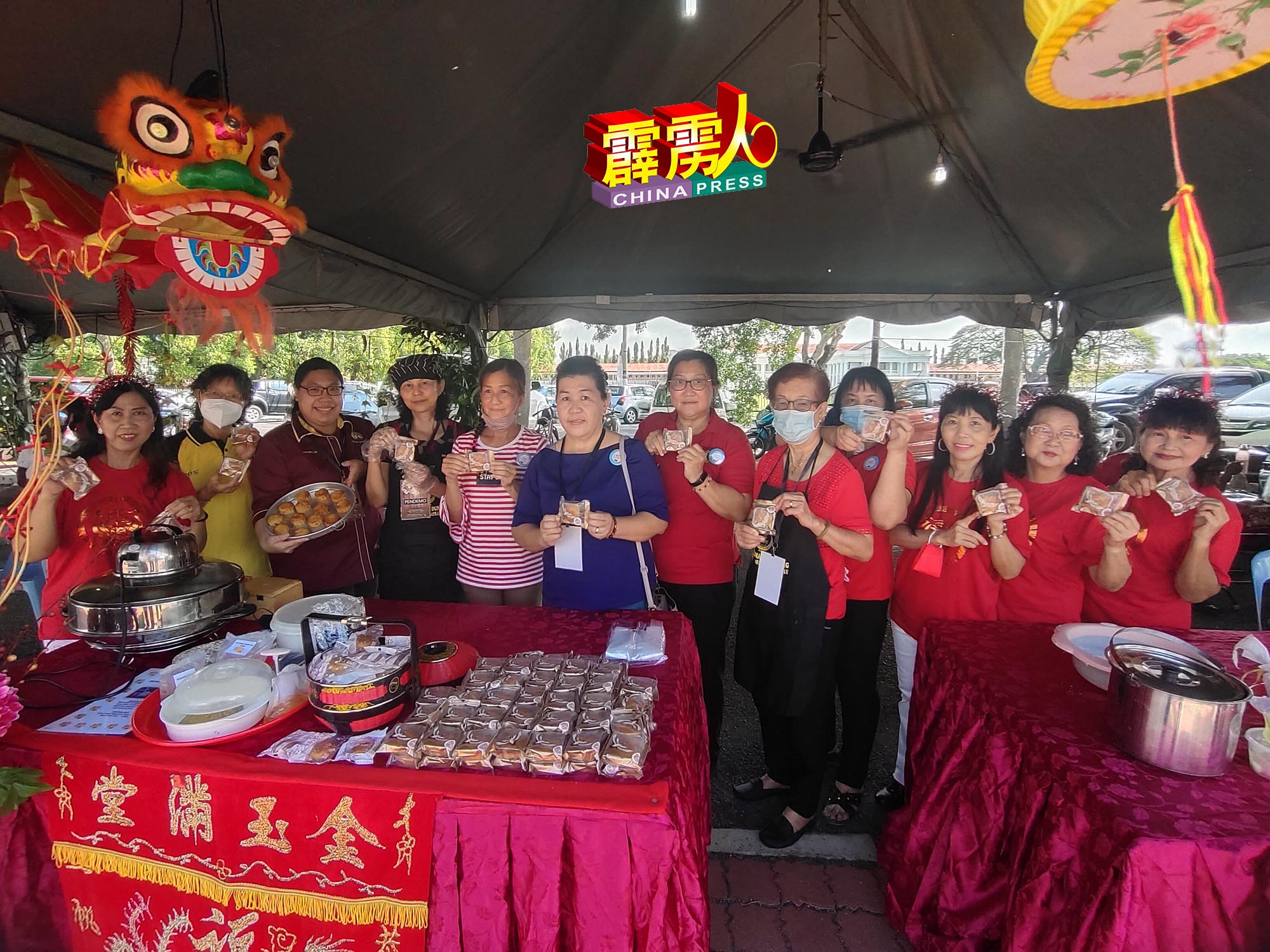 江沙文化局与G0296志愿警卫团女成员代表，呈现华人传统节日必吃到的月饼。左3为郭美丽及李贵英（左6）。