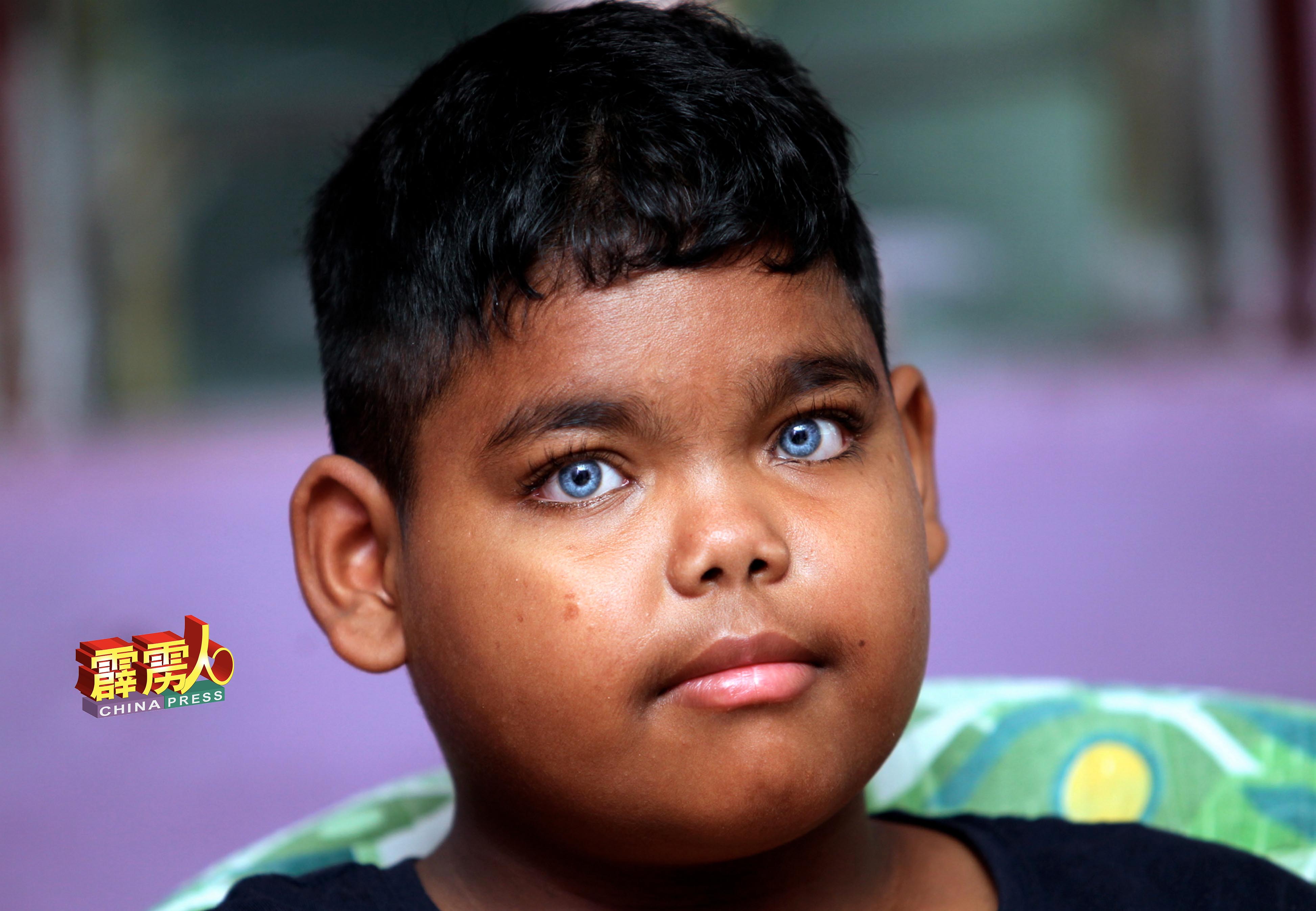 11岁原住民儿童拉菲查峇哈隆天生蓝眼睛，成为同学合照对象及众人焦点！