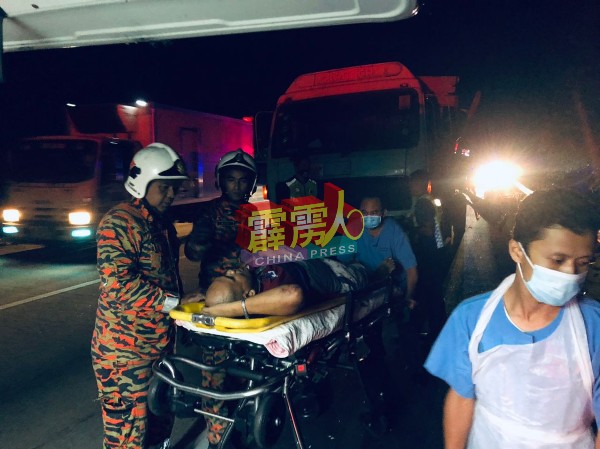 消拯员救出伤者后，将伤者交由在场候命的医护人员。