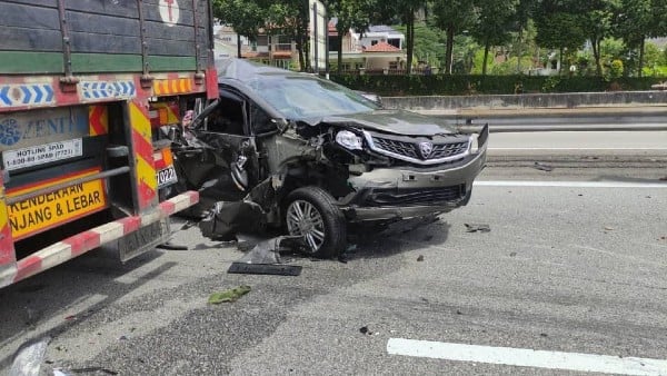 南北大道发生严重交通意外，涉及1辆拖格罗厘及6辆轿车。（图取自Perak Press面子书）