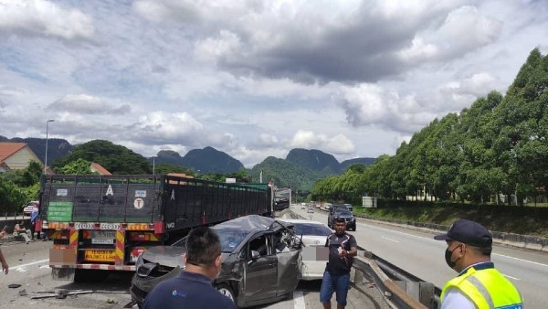 南北大道7车连环撞，导致4人死亡。（图取自Perak Press面子书）。