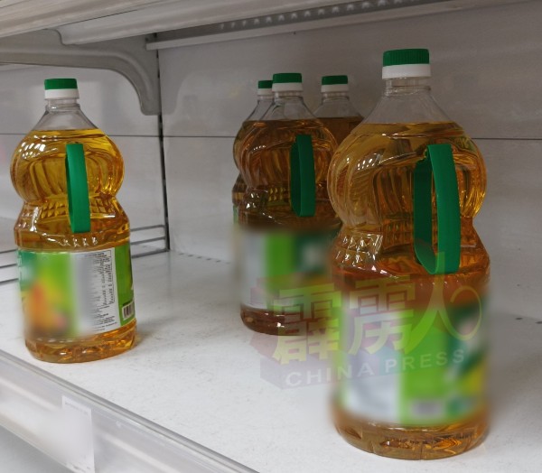 产自棕油的食油，在7月1日取消顶价后，仍受到市场的欢迎，超市货架上的食油，所剩无几。
