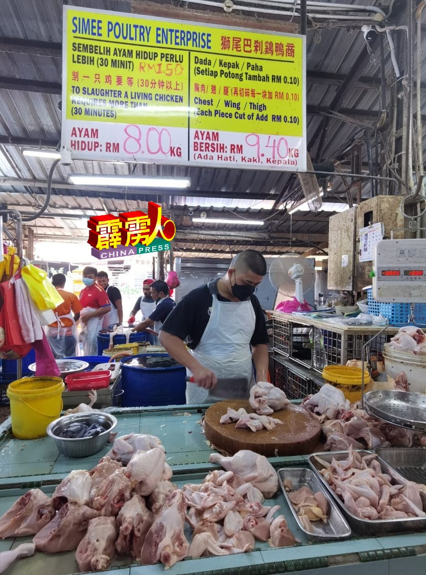 巴刹内的鸡贩开始以新价售卖鸡肉。