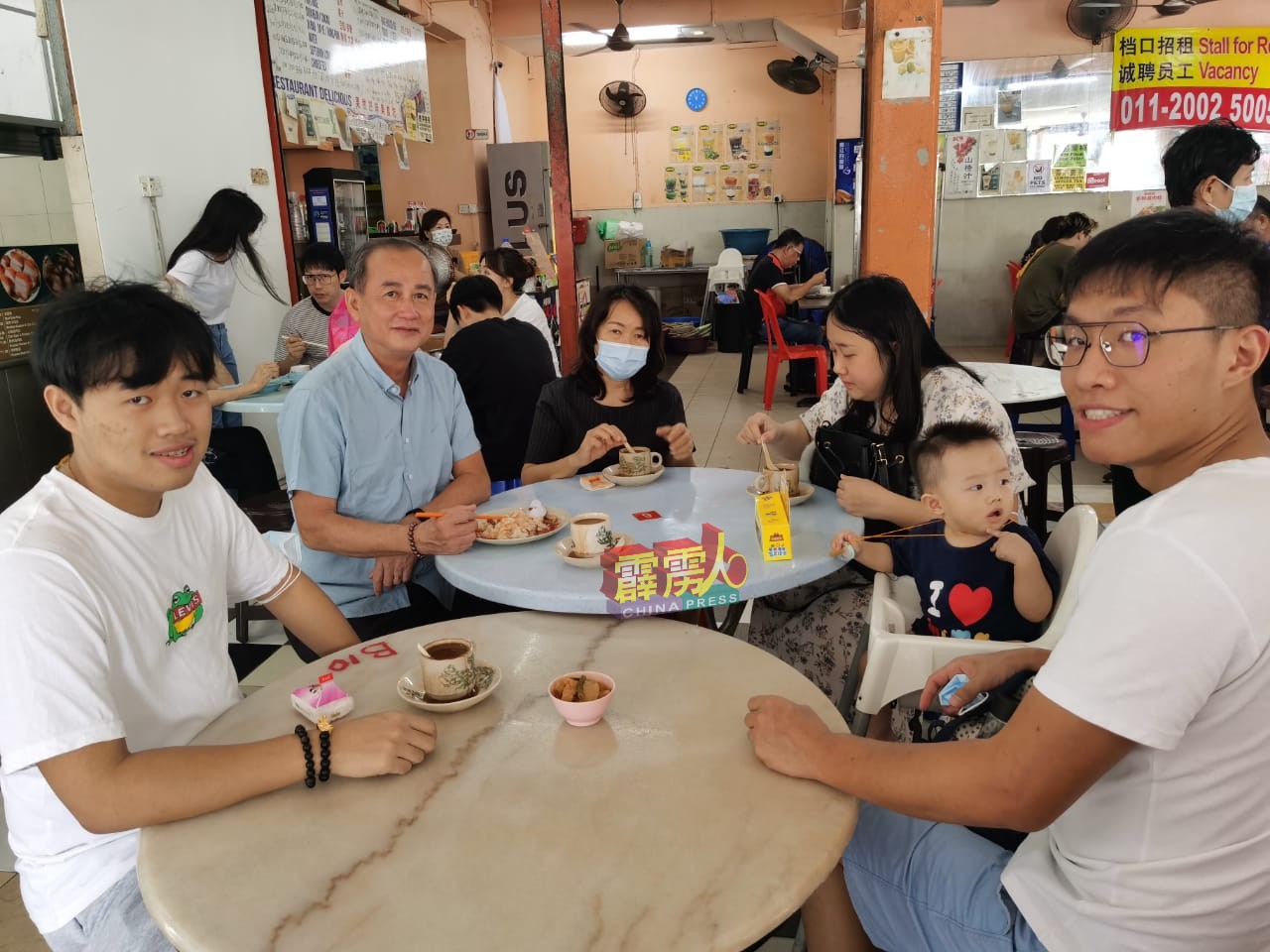 张珌瑞（坐者左2）趁着连假，陪家人寻找美食。