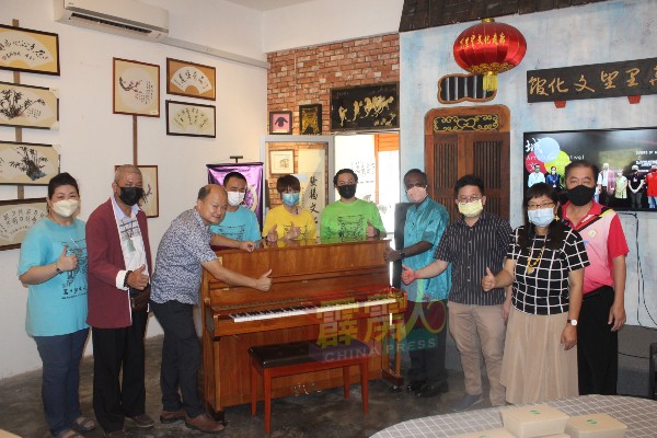 万里望文化馆获西华古马及谢保恒捐赠一架钢琴，开放予公众使用。