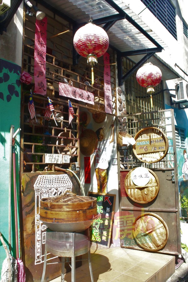 一家出售杯仔糕的商家，以古早风格装饰店面后门，让人眼前一亮。