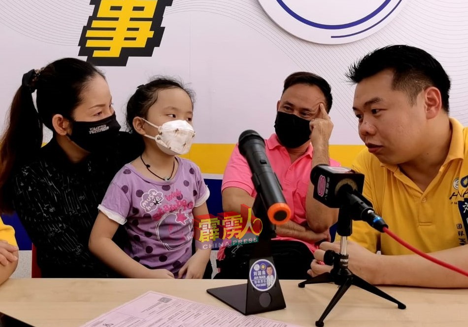 张微丽（左2）在父母陪同下，向刘国南指出一旦能取得公民权，最想回家乡探望亲人及拜拜。