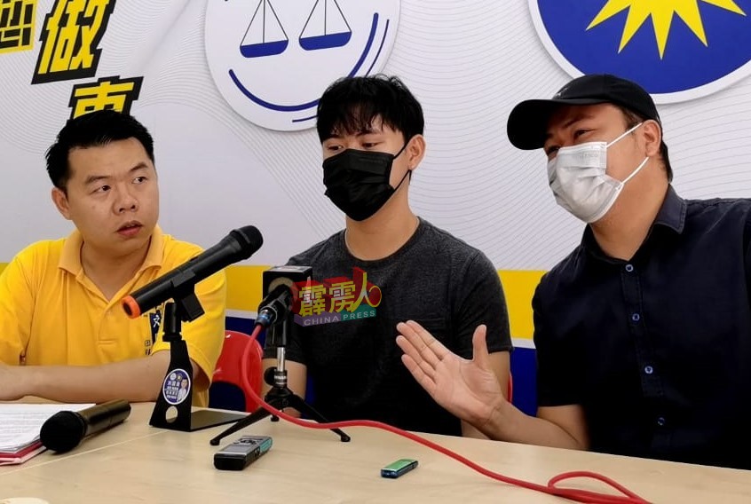 宋世杰（左2起）在二哥陪同下向刘国南（左）讲解没有公民权的困境。