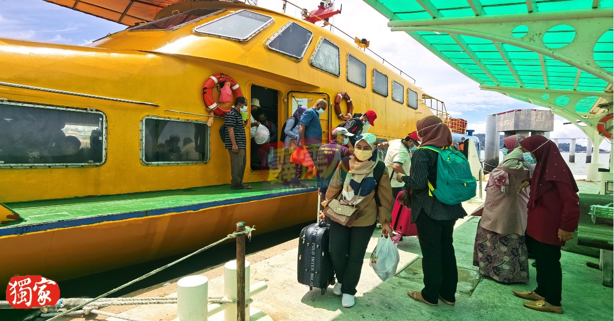 往返邦咯岛的渡轮船票价格已调涨，民众做好旅游预算。