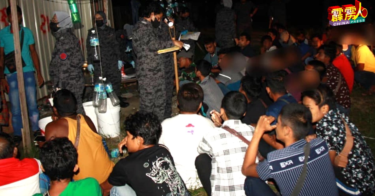 霹雳移民局拉大队取缔员工宿舍，扣押非法外劳。
