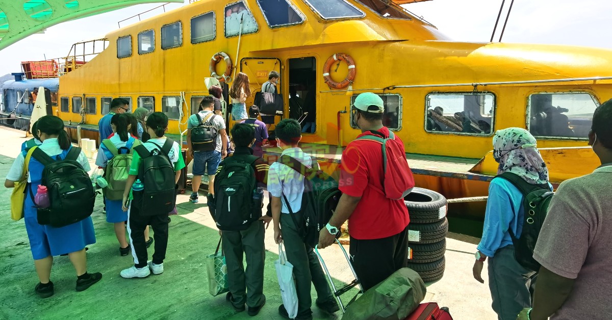 邦咯岛民投诉，目前每天仅9趟的渡轮班次，对岛民造成生活不便。