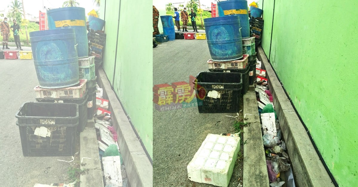 班台蚊症热区内的店屋旁，发现大量堆积在水沟上和水沟内的人为垃圾。