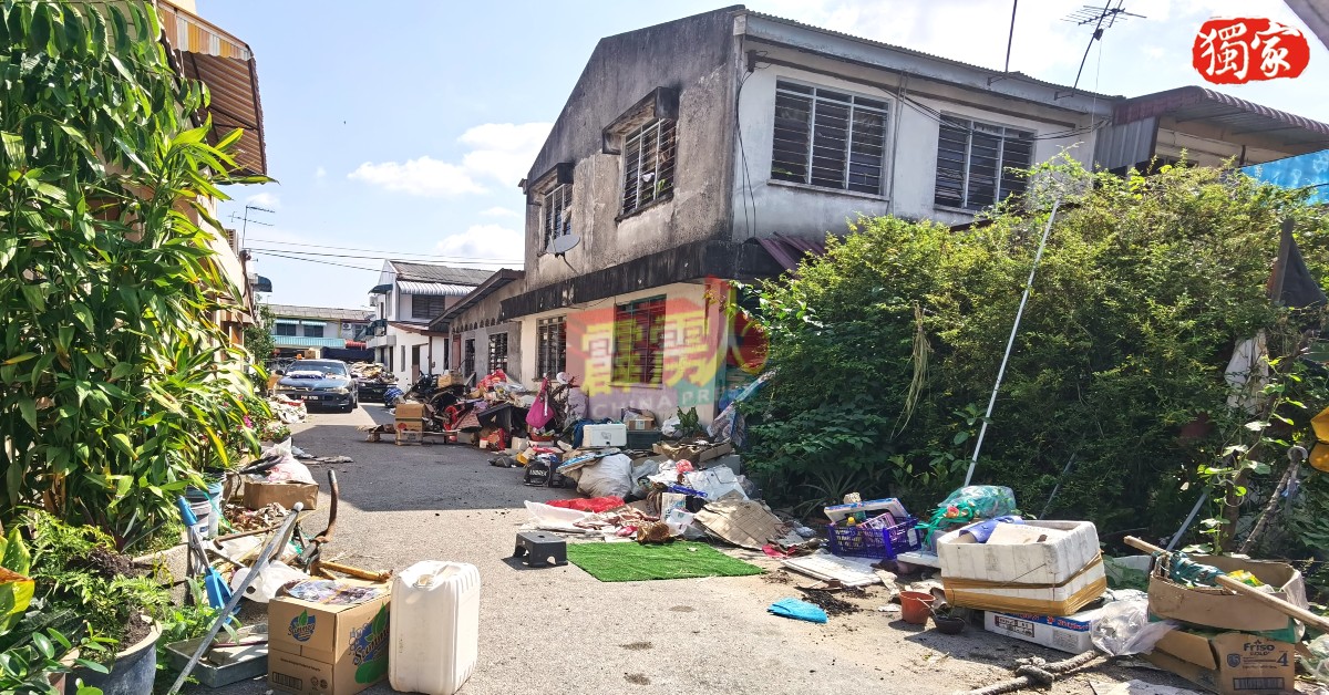 “垃圾屋”屋主将屋旁的小巷占为己用，泊轿车和堆积垃圾。