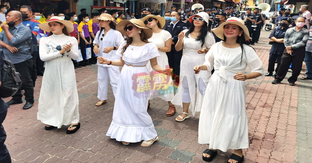 邦咯岛高调警政活动有数名来自民众组织的美女舞者，跟随总长沿途拜访伴舞，令活动生色许多！
