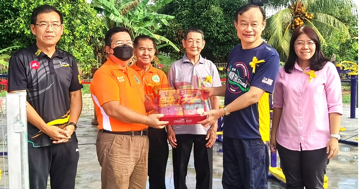 刘昌隆（左起）陪同刘雅俤，赠送水果礼篮给倪可汉（右2）。