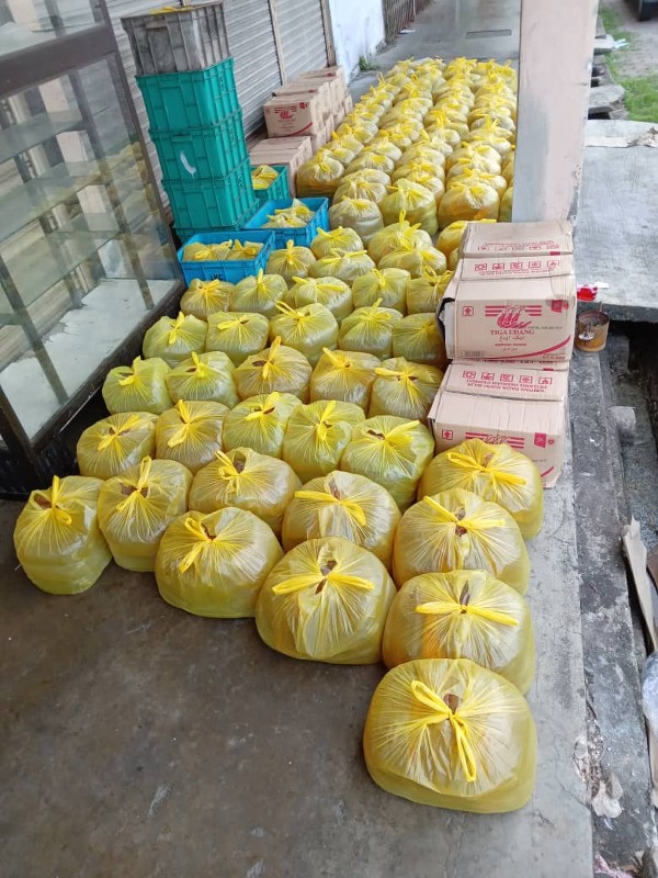 霹雳州贸消局在一家杂货店，充公了2162包1公斤补贴食用油，总值5405令吉。