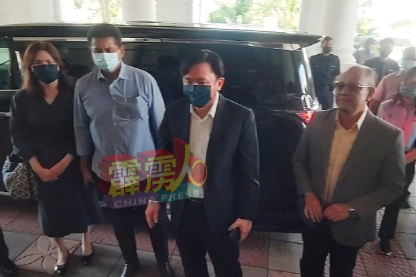 杨祖强（右2）週三（27日）在涂春蕾(左起)、西华苏巴玛廉、扎卡里亚陪同下乘车抵达法庭。