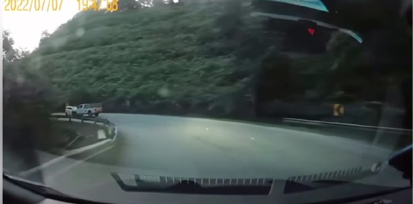 社交媒体流传一则货卡与轿车相撞的视频。（图取自视频截图）