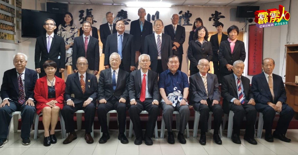 黄家泉（坐者右起）与霹雳太极气功十八式总会新届理事，右5为张业荣。