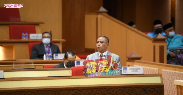 霹州务大臣拿督斯里沙拉尼与州议会上，回应众议员对非放射性矿物“镧系元素”先驱计划的提问。