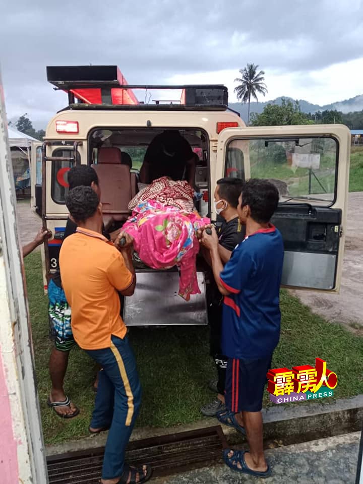 女伤者准备被转送至宜力医院急救室抢救。