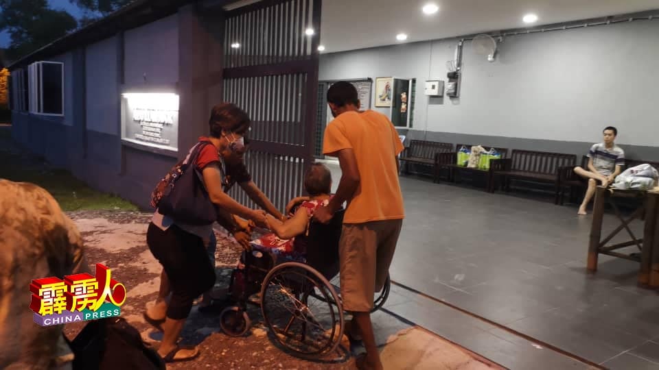 好心人士用轮椅把行动不便的“珍姐”，推入安老院暂住。（林慧雯提供）
